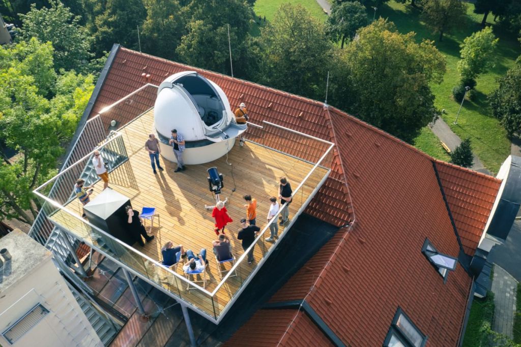 Nová pozorovací terasa opavské observatoře WHOO! se otevírá veřejnosti